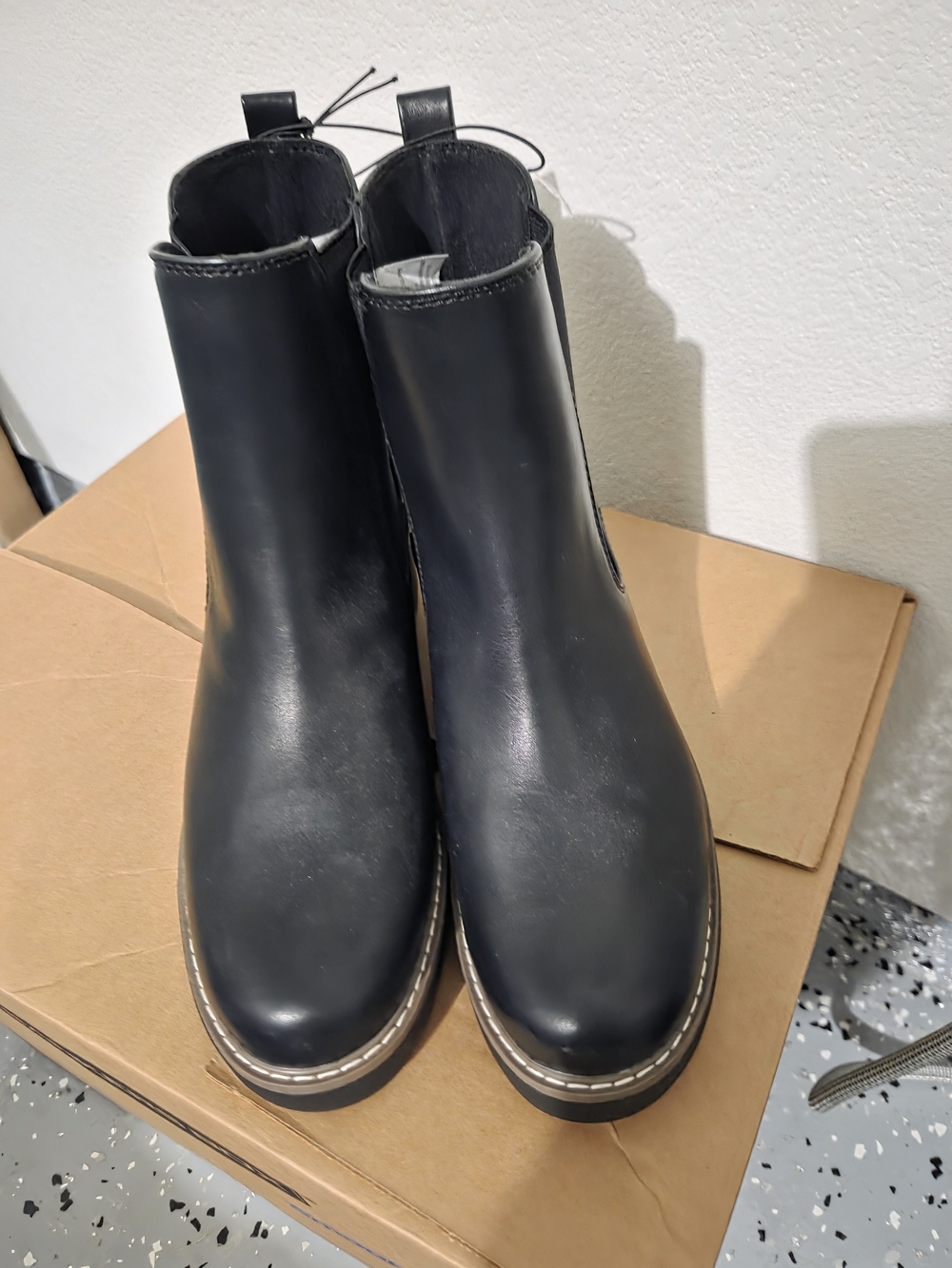 Womens Universal Thread Black  Chealsea Boots - Smooth Ankle Pull-On